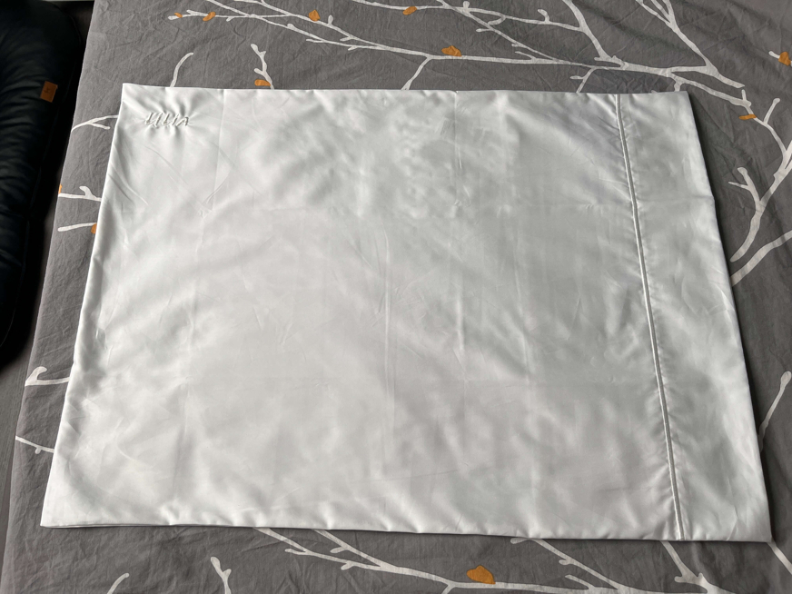 Fronha de almofada de algodão vazia com algumas rugas